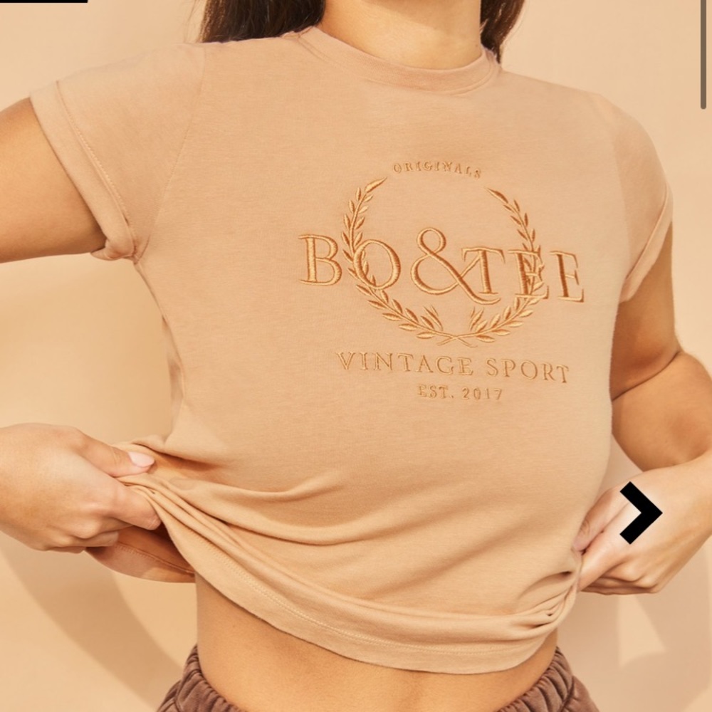 Bo&Tee Embroidered T in Beige